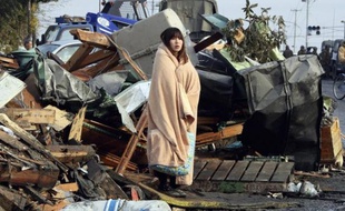 Il y a un an, la photo de Yuko Sugimoto, enveloppée dans une couverture, le regard perdu au milieu des ruines de son quartier où son jeune fils avait disparu, faisait le tour du monde. Aujourd'hui, sa famille est à nouveau réunie mais les cicatrices du tsunami sont loin d'être effacées.