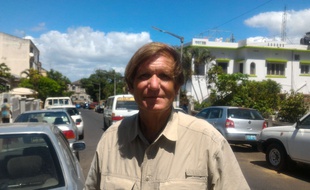 Blaine Gibson pose pour une photo à Maputo, au Mozambique, le 3 mars 2016.