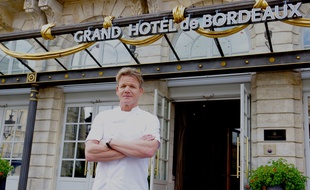 Le Chef Gordon Ramsay devant le Grand Hôtel de Bordeaux qui abrite le Pressoir d'Argent.