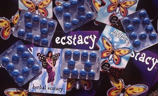 Illustration de comprimés d'ecstasy.