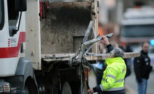 Le camion-benne incriminé dans l'accident meurtrier avec un car scolaire, le 11 février 2016, à Rochefort, en Charente-Maritime
