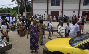 Des Abidjanais font la queue pour entrer dans un supermarché, dans le quartier de Cocody, à Abidjan, le 13 avril 2011.