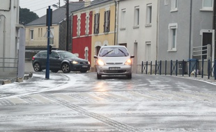 Epaisse couche de verglas sur certains carrefours (ici à Bouguenais).