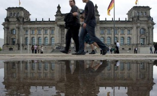Les juges suprêmes allemands ont poursuivi mardi leur croisade pour renforcer le pouvoir du parlement en matière d'Europe, avec un verdict sans effet sur l'adoption en cours des mécanismes de sauvetage mais encadrant une future intégration européenne.