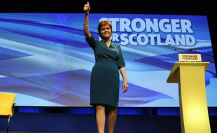 La chef du Parti national écossais, Nicola Sturgeon s'adresse à ses partisans à Aberdeen le 15 octobre 2015