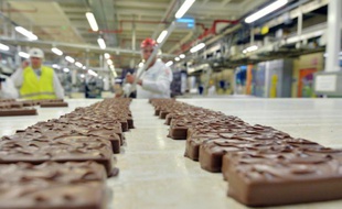 Des employés du groupe Mars travaillant sur les barres chocolatées le 19 juin 2014 à Haguenay dans l'est de la France