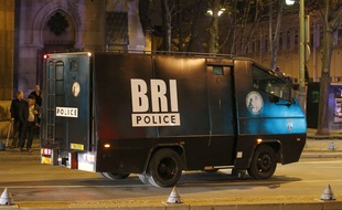 Un fourgon de la BRI, mercredi 18 novembre 2015, à Saint-Denis, lors de l'opération antiterroriste.