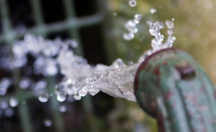 Près du quart de la population humaine vit dans des régions où les réserves d'eau souterraines sont surexploitées, selon une étude publiée mercredi dans la revue Nature.
