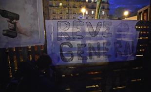 Des manifestants lors de la Nuit Debout, sur la place de la République à Paris, le 28 avril 2016.