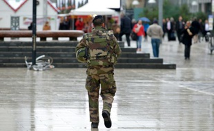 Des soldats patrouillent sur le site de La Défense à Paris, le 25 novembre 2015