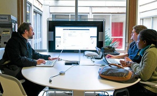 Le Médiascape, une table avec écran géant où peuvent se connecter six PC, coûte entre 13 000 et 15 000 euros.