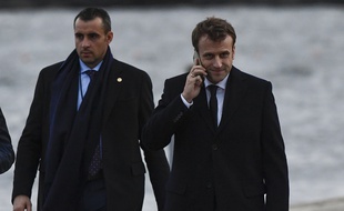 Emmanuel Macron au téléphone (illustration).