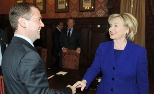 Le président russe Dmitri Medvedev et Hillary Clinton, hier à Moscou.