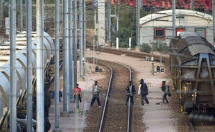 Des migrants sur un site SNCF à Calais-Fréthun.