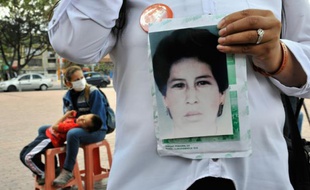 La colombienne Rosa Milena Cardenas, montre une photo de sa soeur, Mary Luz Portela, l'une des victimes du massacre de la prise du Palais de justice de Bogota, qui a été identifiée, le 20 octobre 2015 à Bogota