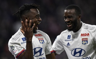 Tanguy Ndombele (à droite) félicite Maxwel Cornet, auteur d'un but et de deux passes décisives, samedi face à Caen (4-0). PHILIPPE DESMAZES