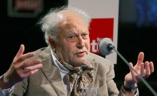 Michel Polac, mort mardi à l'âge de 82 ans, est célèbre pour avoir inventé le talk show polémique à la télévision, avec l'émission culte "Droit de réponse", mais était aussi un passionné de littérature, un écrivain et un cinéaste.
