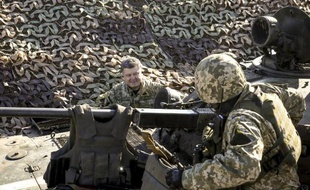 Photo réalisée par le service presse du président ukrainien montrant le président, Petro Porochenko, rencontrant les soldats à Kurahovo dans la région de Donetsk, le 10 octobre 2014