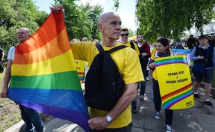Une centaine de militants des droits des homosexuels ont défilé samedi sous haute protection policière à Kiev, la capitale de l'Ukraine, lors de la première gay pride jamais organisée dans cette ex-république soviétique où l'homophobie reste très répandue.