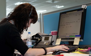 Une employée d'une plateforme téléphonique