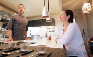 Caroline et Pierre Legrand dans la cuisine ouverte de leur restaurant étoilé l'Aozeñ, le 28 juin 2017.