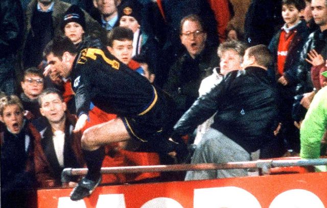 Trente ans après, Eric Cantona (45 sélections) regrette de n’avoir pas frappé plus fort. Son coup de pied adressé à un supporter de Crystal Palace, qu’il s’est chargé de sanctionner pour des propos xénophobes, lui a pourtant déjà valu suffisamment d’ennuis comme ça. A savoir, une condamnation à deux semaines de prison ferme, finalement rabaissée à 120 heures de travaux d’intérêt général en appel, et une suspension de neuf mois par la fédération anglaise. Une affaire qui aura poussé son mentor Guy Roux à essayer de joindre François Mitterrand pour que lui-même contacte la reine d’Angleterre. Et où Eric Cantona, en pleine conférence de presse, brillait déjà par le verbe en déclarant : « Quand les mouettes suivent un chalutier, c’est parce qu’elles pensent que des sardines seront jetées à la mer ».