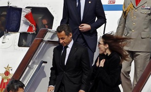 Nicolas Sarkozy et Carla Bruni sont arrivés à l'aéroport de Pékin, mercredi 28 avril 2010.