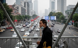 Un passant dans la ville de Wuhan en Chine, le 29 septembre 2020.