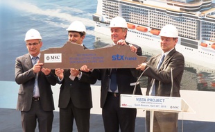 Les dirigeants de MSC et de STX brandissent la première tôle du paquebot Meraviglia.