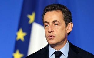 La cote de popularité de Nicolas Sarkozy a stagné en décembre par rapport à novembre, à 34% et celle de François Fillon a progressé de quatre points, à 48% d'opinions favorables, selon le baromètre mensuel Ifop publié dans le Journal du dimanche.