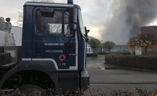 Intervention des pompiers à Bruxelles (Belgique) après l'incendie d'une usine de gaufres, le 23 novembre 2017.