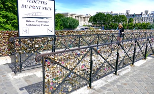 La mairie de Paris va mettre des panneaux sur le pont Neuf pour éviter qu'il ne soit envahi par les «cadenas d'amour».
