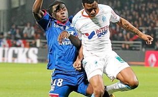 Dimanche, Bafétimbi Gomis a buté sur le Marseillais Nicolas Nkoulou.