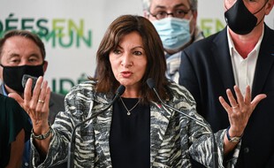 Anne Hidalgo à Villeurbanne avec ses soutiens.