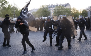 Les forces de l'ordre ont tenté de disperser les militants antifas. / AFP PHOTO / THOMAS SAMSON