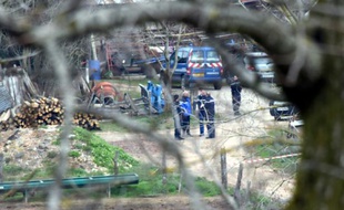 Des policiers intervenant à Mayran dans une ferme laitière après la découverte du corps d'une technicienne de la chambre d'agriculture de Rodez, le 17 février 2016
