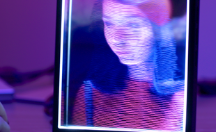Un cadre holographique affole la toile
