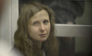 Maria Alekhina, membre du groupe contestataire Pussy Riot, est condamnée à deux ans de camp.