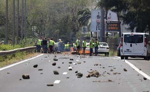 Incendies, rackets, violences… La mobilisation des «gilets jaunes» devient celle des «gilets noirs» à La Réunion.