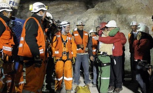 Le deuxième mineur chilien salué par le président Sebastian Pinera, à sa sortie de la mine, mercredi 13 octobre 2010.
