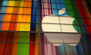 Le logo d'Apple sur le centre culturel Yerba Buena à San Francisco, aux Etats-Unis