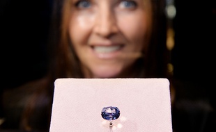 Suzette Gomes pose avec le «Blue Moon Diamond», un diamant de 12 carats, à Los Angeles le 12 septembre 2014.