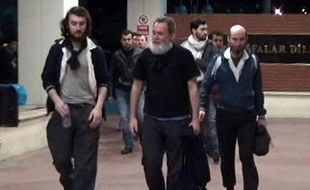 Capture d'écran d'une vidéo de l'agence de presse turque Dogan montrant Edouard Elias, Didier François, Pierre Torres et Nicolas Hénin (de g à d) à leur arrivée dans un hôpital de Sanliurfa, en Turquie, près de la frontière avec la Syrie, le 19 avril 2014