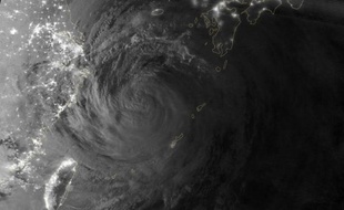 Image satellite fournie par la Nasa montrant le 10 juillet 2014 le typhon Neoguri au dessus d'Okinawa