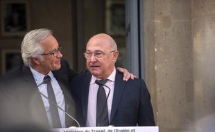Francois Rebsamen et Michel Sapin au ministère du Travail pour la passation de pouvoirs le 3 avril 2014 à Paris