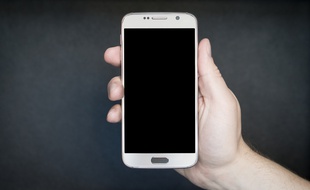 Aujourd'hui, les jeunes passent en moyenne 3 à 8 heures de leur journée sur leur téléphone portable.