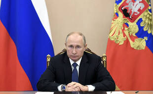 Vladimir Poutine attend un résultat officiel pour féliciter le vainqueur de l'élection américaine