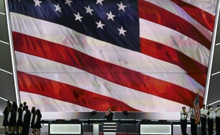 Des anciens combattants tiennent le drapeau américain sur la scène de la convention républicaine à Cleveland le 18 juillet 2016
