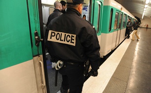 Illustration d'une intervention de police dans le métro parisien.
