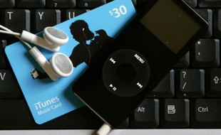 Les ventes physiques de musique ne représentent plus que 28,8% du chiffre d'affaires de l'industrie de la musique aux Etats-Unis, contre 34,3% pour l'écoute en ligne et 34,0% pour le téléchargement légal